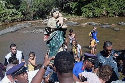 'Buscada da Santa' leva centenas de pessoas às margens do Rio Fanado, de onde, segundo a tradição oral, a imagem da Virgem foi encontrada -  (crédito: Redes Sociais)