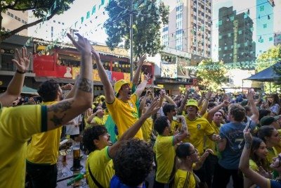 Torcedores se reuniram na tarde desta segunda-feira (29/6) nos bares da Rua Antônio de Albuquerque, na Savassi para acompanhar a Seleção Brasileira contra a Japonesa -  (crédito: Leandro Couri/EM/D.A. Press)