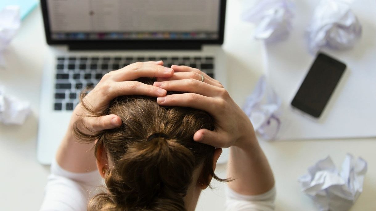 Lidar com o estresse ocupacional &eacute; crucial para a sa&uacute;de mental dos colaboradores e a produtividade nas empresas. -  (crédito: FreePik)