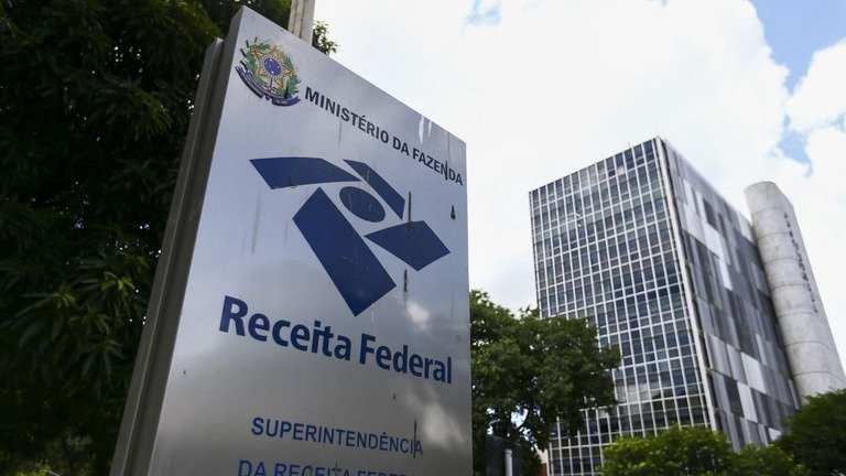 Placa da Receita Federal, &oacute;rg&atilde;o que aprimora o uso da tecnologia para o cruzamento de dados e combate &agrave; sonega&ccedil;&atilde;o fiscal. -  (crédito: Divulga&ccedil;&atilde;o/ Ag&ecirc;ncia Brasil)