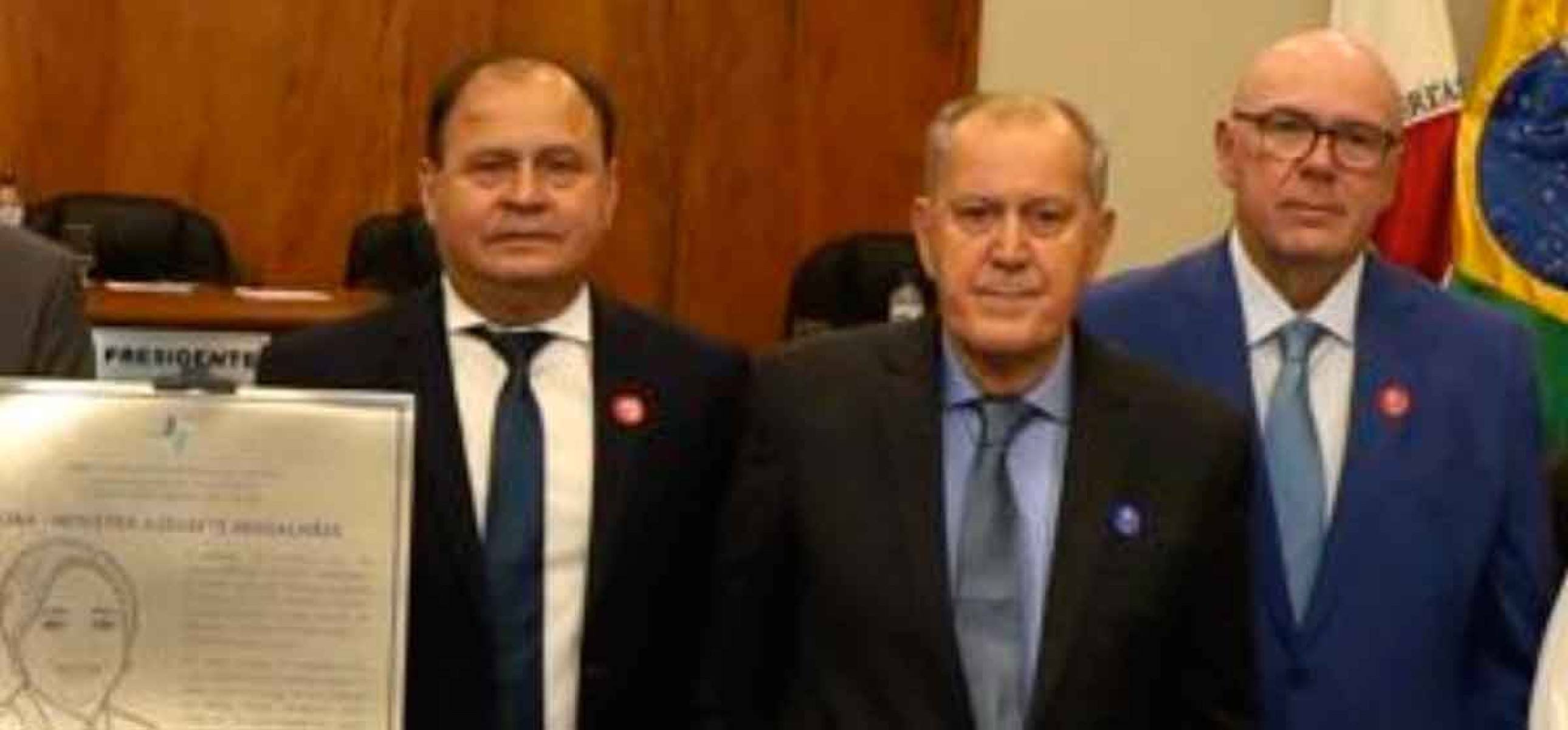 J&uacute;lio C&eacute;zar de Magalh&atilde;es entre os desembargadores Vallisney Oliveira, presidente do TRF-6, e Ricardo Machado Rabelo, que, em agosto, assume a presid&ecirc;ncia da Corte