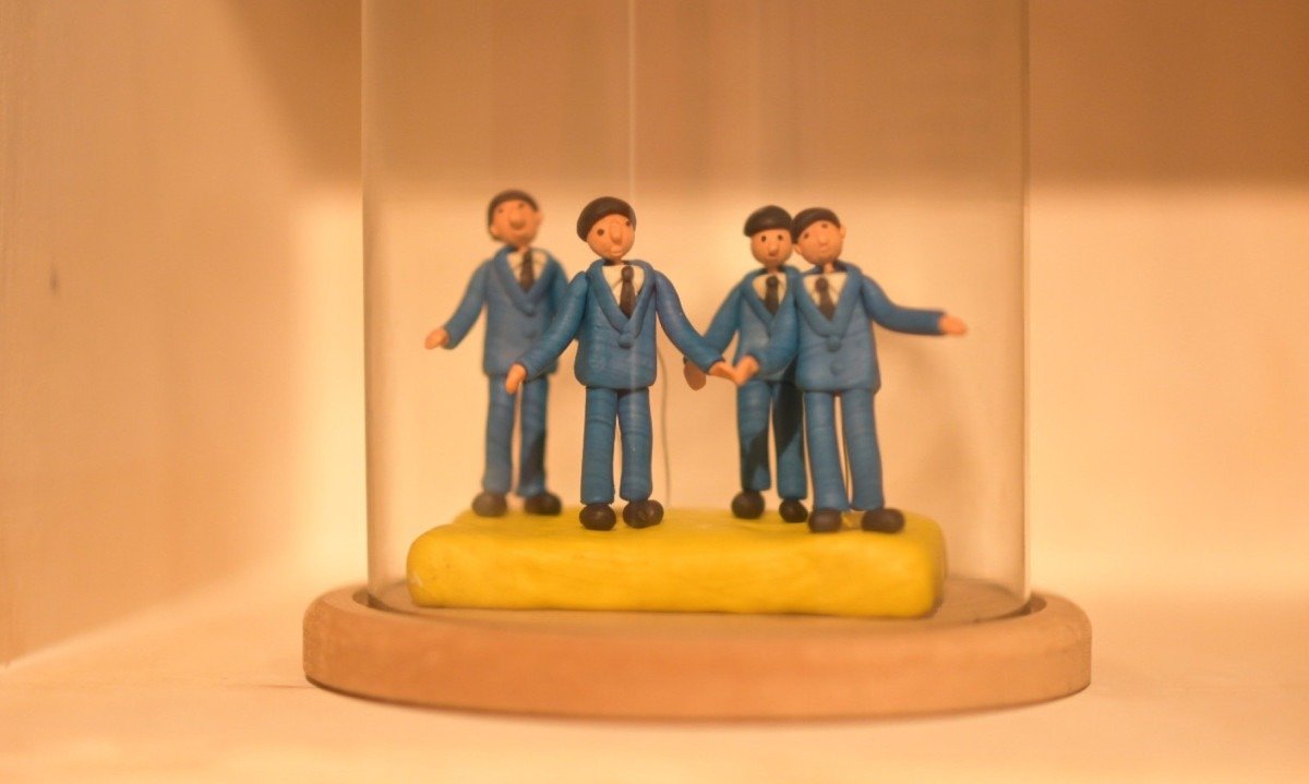 Bonecos feitos de massa de modelar dentro de vitrine de vidro na exposi&ccedil;&atilde;o de Marcelo Xavier