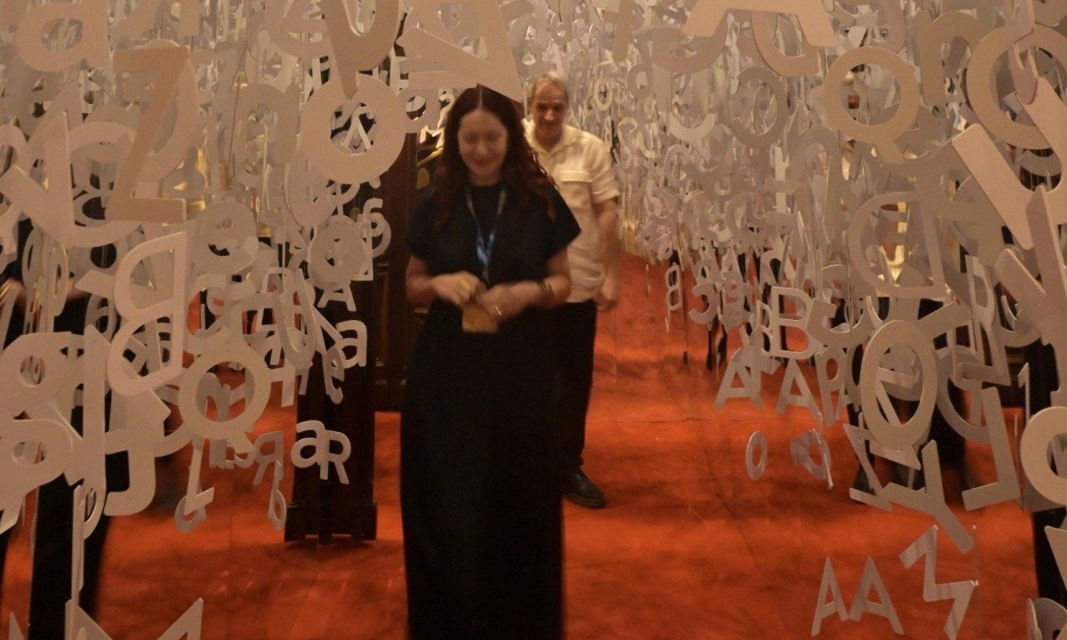Visitantes passam embaixo do t&uacute;nel de letras que faz parte da exposi&ccedil;&atilde;o de Marcelo Xavier no CCBB-BH