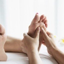 Por que você deveria massagear os pés hoje para salvar sua saúde mental - Magnific/Banco de imagem