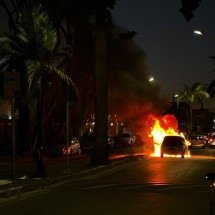 Carro pega fogo e fica destruído perto de supermercado na Pampulha, em BH - Corpo de Bombeiros/Reprodução