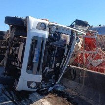 Caminhão carregado com frangos tomba e motorista morre na BR-262 - CBMMG