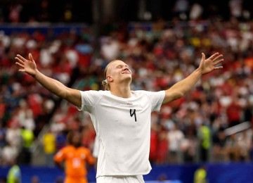 Haaland comemora o gol da vitória norueguesa contra Costa do Marfim e seu quinto na Copa do Mundo -  (crédito: Lars Baron / Getty Images via AFP)
