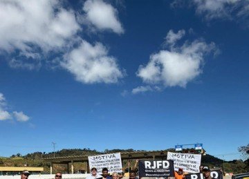 Manifestantes se reúnem em pedágio da Fernão Dias (BR-381) para reabertura de retorno. -  (crédito: Arquivo Pessoal)