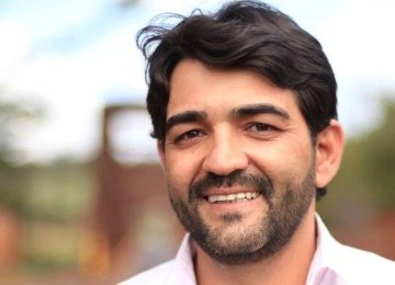 Marcos Roberto Estevam é acusado de se apropriar de um aparelho de ar-condicionado pertencente ao patrimônio da prefeitura  -  (crédito: Reprodução/Redes Sociais)