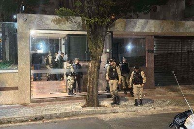 Movimenta&ccedil;&atilde;o de policiais na portaria do edif&iacute;cio onde ocorreu o crime foi grande ao longo de todo o dia -  (crédito: Ramon Lisboa/EM/D.A.Press)