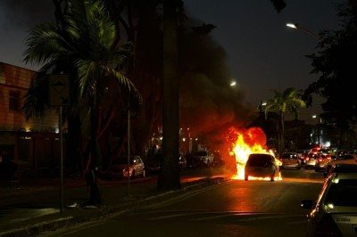 Motorista escapa após carro começar a pegar fogo na capital mineira -  (crédito: Corpo de Bombeiros/Reprodução)