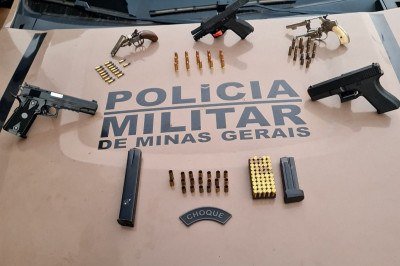 Festa pela vitória do Brasil termina com prisão e arsenal apreendido em BH -  (crédito: PMMG/Reprodução)