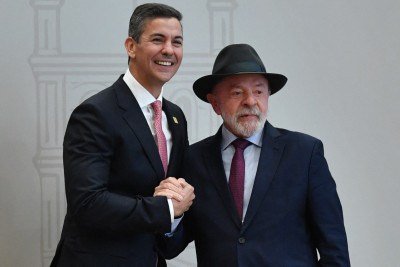 
O presidente do Brasil, Luiz Inácio Lula da Silva (à direita), aperta a mão do presidente do Paraguai, Santiago Peña, ao chegar para a 68ª Cúpula de Chefes de Estado do Mercosul na sede da Conmebol, em Luque, Paraguai, em 30 de junho de 2026  -  (crédito: DANIEL DUARTE / AFP)
