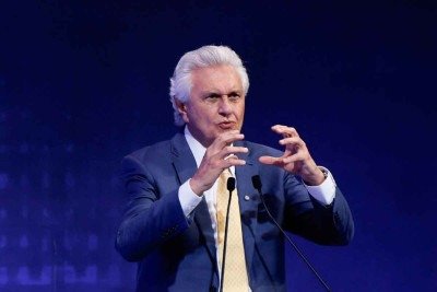Ronaldo Caiado diz que "quem votar no Fl&aacute;vio Bolsonaro no 1&ordm; turno vai reeleger o Lula" -  (crédito: SERGIO LIMA/AFP)