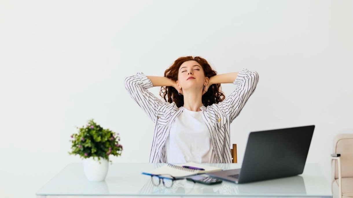 Pesquisa mostra que trabalhadores desejam usar tempo economizado pela IA para investir em bem-estar f&iacute;sico e mental, incluindo momentos de descanso. -  (crédito: FreePik)