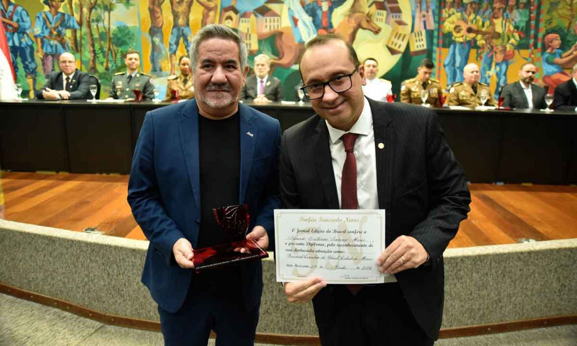 Leonardo Mois&eacute;s, vice-presidente executivo do jornal Estado de Minas, recebeu o pr&ecirc;mio das m&atilde;os de Lu Pereira, superintendente da Associa&ccedil;&atilde;o Mineira dos Munic&iacute;pios (AMM)  