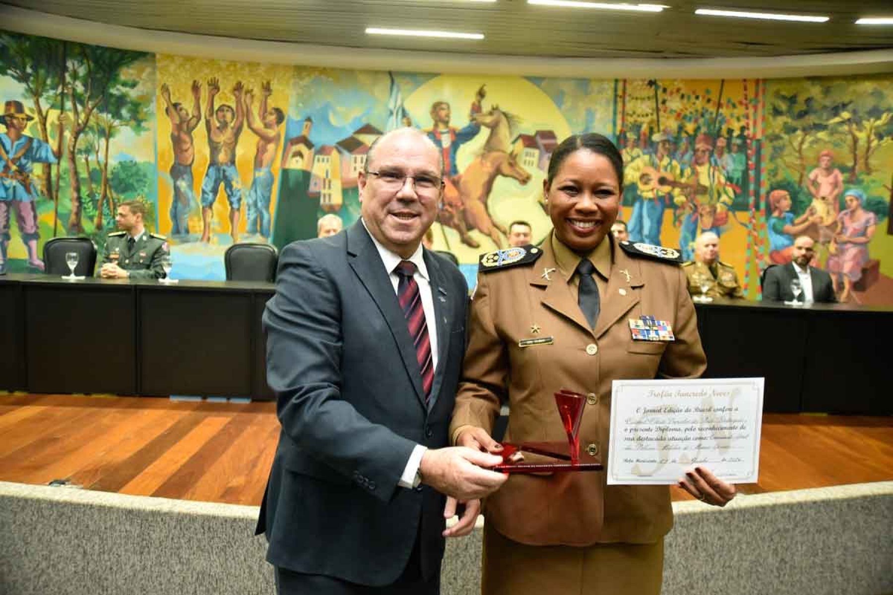 Tamb&eacute;m homenageado, Marcelo de Souza e Silva, presidente da CDL-BH, entregou o trof&eacute;u &agrave; coronel Cleide Barcelos dos Reis Rodrigues, comandante-geral da PM  