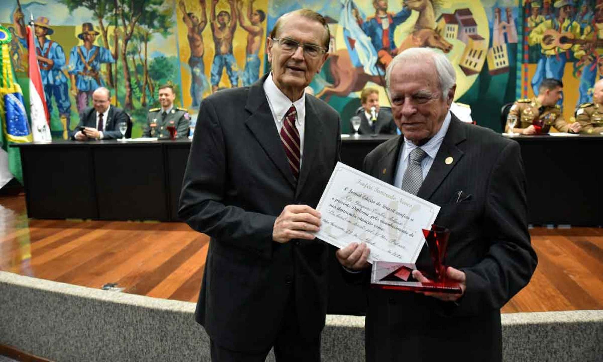 O ex-deputado e ex-presidente da Cemig Aloisio Vasconcelos entregou o pr&ecirc;mio ao professor titular da UFMG e doutor em Filosofia do Direito Joaquim Carlos Salgado  