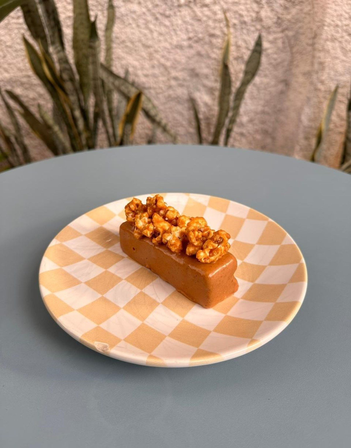 O entremet especial do per&iacute;odo junino da Rebobina &eacute; coberto com pipocas caramelizadas  