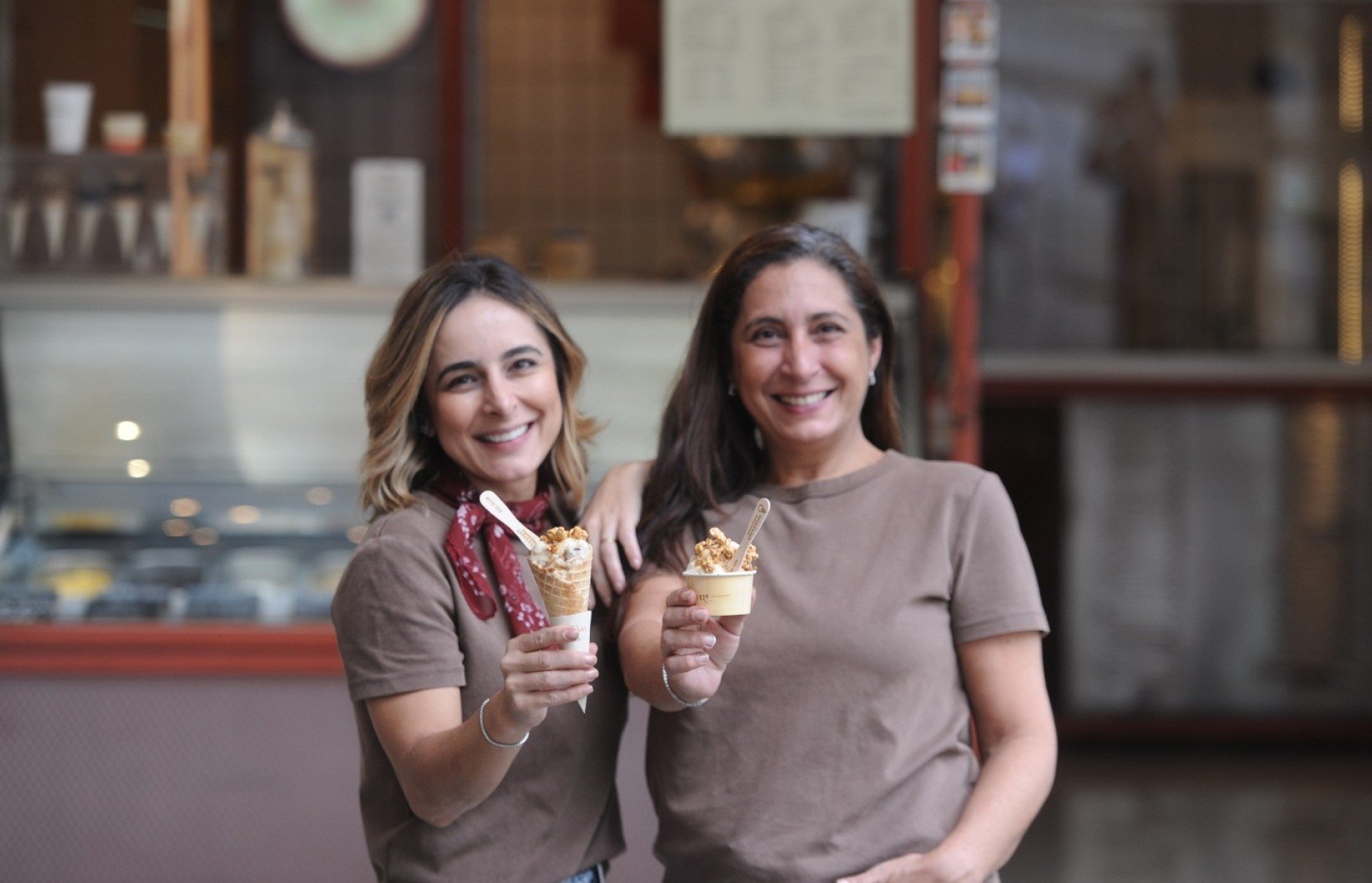  As irm&atilde;s Aline e Liliane Lac&ocirc;rte, &agrave; frente da Sorveteria  Universal, fundada em 1928   