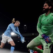 Falha e assistência do goleiro, gols do 9: relembre duelos entre Alisson e Haaland