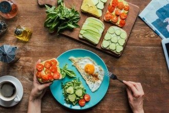 Frokost norueguês sem firulas: a receita de café da manhã que os noruegueses juram em segredo
