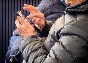 O rosto e a voz são gerados por inteligência artificial; roteiros podem ser escritos por plataformas como o ChatGPT, a narração é produzida por ferramentas de voz sintética e as imagens também são criadas por IA -  (crédito: Reprodução/Youtube)