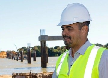 Governador Mateus Simoes vistoria construçao de ponte sobre  o Rio Sao Francisco, no Norte de Minas -  (crédito: Cristiano Machado/Agencia Minas/divulgação)