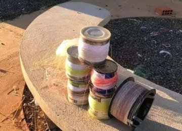 Uso de linha de cerol é proibida para soltar pipas. Mas, continua sendo usada na área urbana e provocou morte de professora em Montes Claros, no Norte de Minas -  (crédito: PMMG/Divulgação)