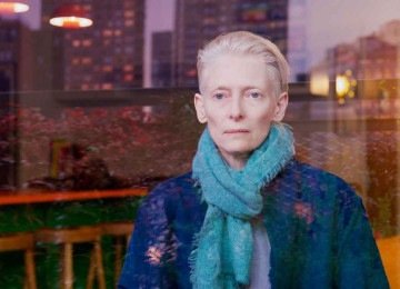 No filme 'O quarto ao lado', Martha (Tilda Swinton) enfrenta o câncer em estágio terminal e quer autonomia para decidir sobre a interrupção da própria vida -  (crédito: Warner Bros/divulgação)