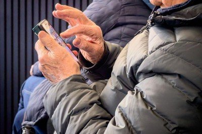 O rosto e a voz são gerados por inteligência artificial; roteiros podem ser escritos por plataformas como o ChatGPT, a narração é produzida por ferramentas de voz sintética e as imagens também são criadas por IA -  (crédito: Reprodução/Youtube)