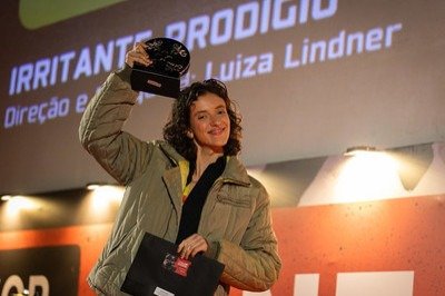 Luiza Lindner, de 22 anos, aborda a saúde mental em 'Irritante prodígio', seu primeiro longa-metragem -  (crédito: Leo Lara/Universo Produção/Divulgação)