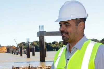 Governador Mateus Simoes vistoria construçao de ponte sobre  o Rio Sao Francisco, no Norte de Minas -  (crédito: Cristiano Machado/Agencia Minas/divulgação)