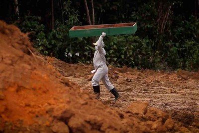 Filme 'Anatomia do caos' rememora a crise sanitária e a forma como o governo negacionista lidou com a Covid, que matou 700 mil brasileiros  -  (crédito: Descoloniza Filmes/divulgação)