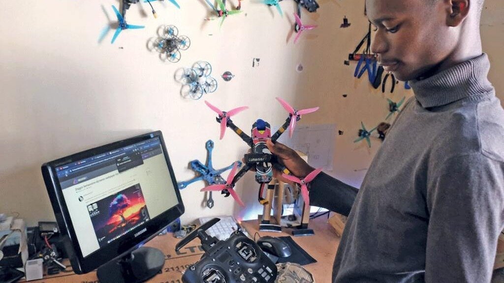 Jovem moçambicano cria drone para revolucionar as entregas no país