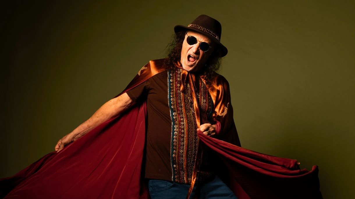 Alceu Valen&ccedil;a celebra 80 anos com a energia e o estilo que marcaram sua trajet&oacute;ria na m&uacute;sica popular brasileira. -  (crédito: Divulga&ccedil;&atilde;o)