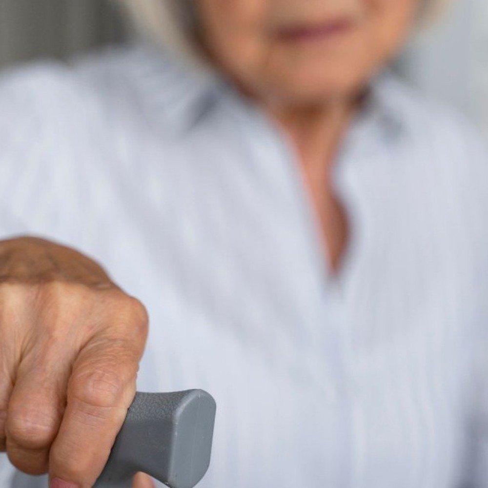 Segurança para idosos em BH: 5 dicas para contratar serviços em casa