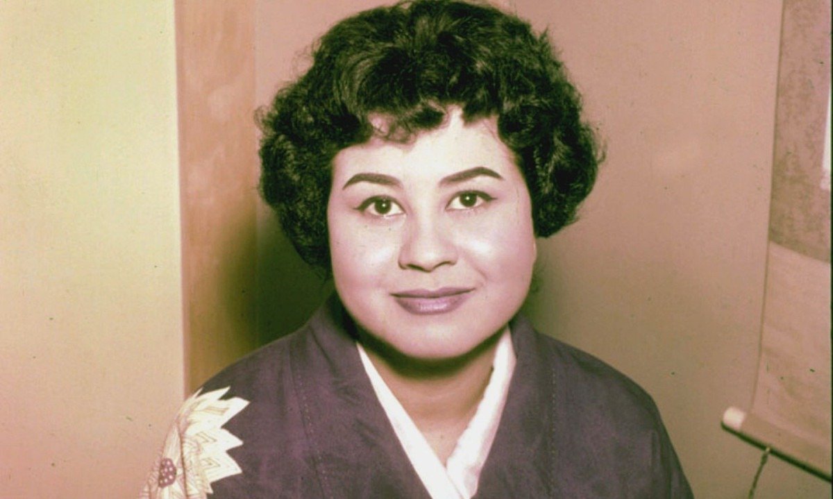 Cantora e compositora Dolores Duran sorri e olha para a c&acirc;mera