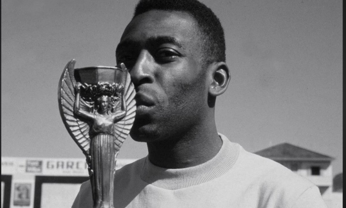 PEL&Eacute;,  O G&Ecirc;NIO, QUE A CONQUISTOU POR TR&Ecirc;S VEZES