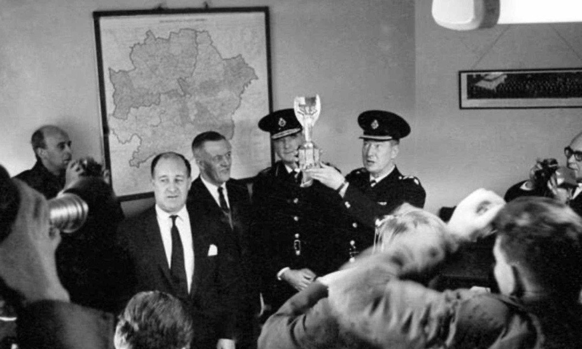 Recuperada uma semana ap&oacute;s o roubo, a Ta&ccedil;a Jules Rimet &eacute; exibida pela Scotland Yard 