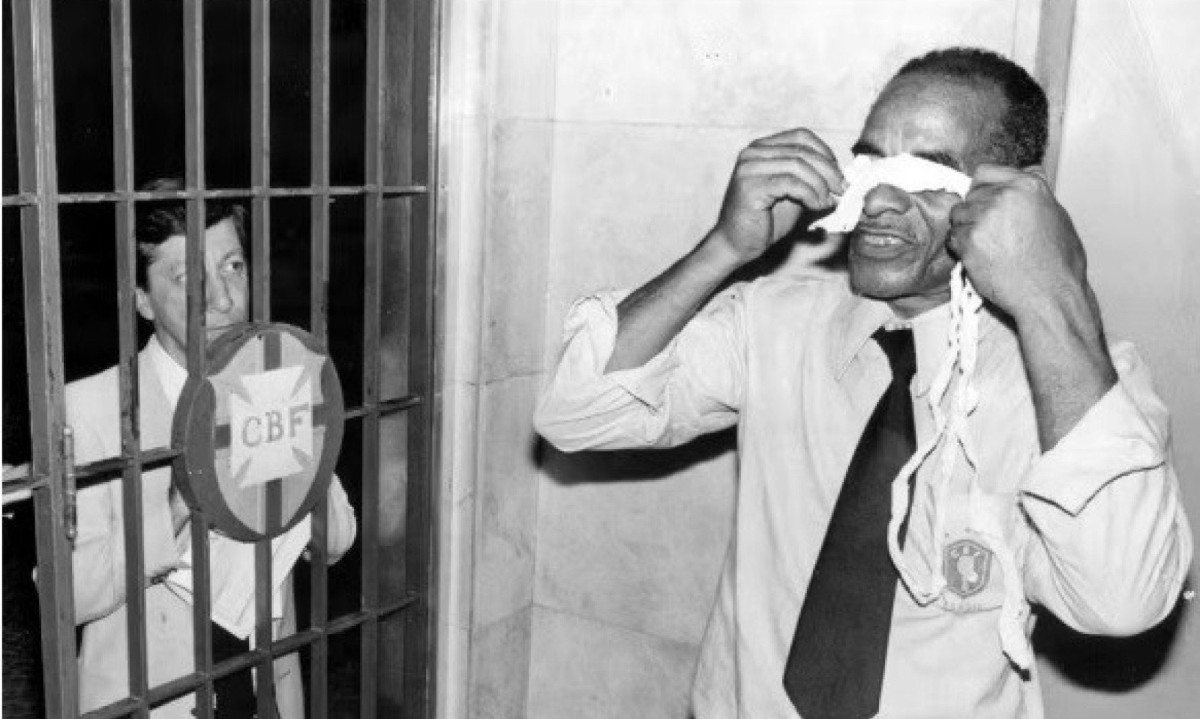 Vigia da Confedera&ccedil;&atilde;o Brasileira de Futebol (CBF) reconstitui a a&ccedil;&atilde;o dos criminosos que roubaram a Ta&ccedil;a Jules Rimet