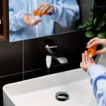 Armazenar medicamentos no banheiro é uma boa ideia? Farmacêutica explica - FreePik/Magnific
