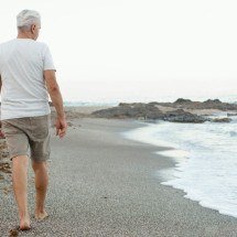 Quando um homem envelhece, o silêncio também envelhece dentro de nós - freepik.com