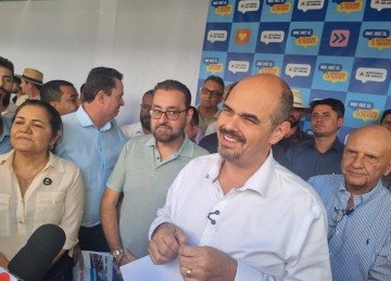 Governador Mateus Simoes fez anúncio de investimentos ao lado de prefeitos e deputados em Montes Claros -  (crédito: Luiz Ribeiro/EM Data/DA Press)