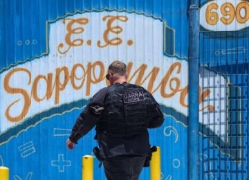 Policial na frente da Escola Estadual Sapopemba, zona leste de São Paulo, onde uma estudante foi morta em ataque em 2023  -  (crédito: Danilo Verpa - 23.out.23/Folhapress)