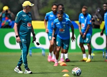 O técnico Carlo Ancelotti, que já dirigiu grandes times na Europa, luta para encontrar a melhor formação para a Seleção Brasileira -  (crédito: Mauro Pimentel/AFP)