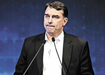Flávio Bolsonaro acaba reforçando o discurso de Lula, que o acusa de 
