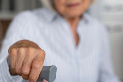 Idosos dependem de cuidados, mas a contrata&ccedil;&atilde;o de profissionais exige aten&ccedil;&atilde;o redobrada &agrave; seguran&ccedil;a e &agrave; verifica&ccedil;&atilde;o de antecedentes. -  (crédito: Freepik)