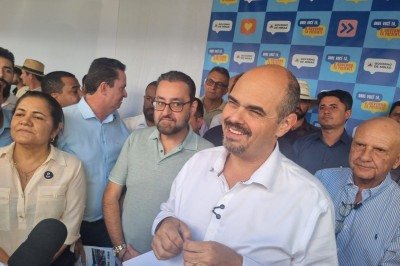 Governador Mateus Simoes fez anúncio de investimentos ao lado de prefeitos e deputados em Montes Claros -  (crédito: Luiz Ribeiro/EM Data/DA Press)