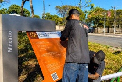 Substitui&ccedil;&atilde;o dos adesivos e recupera&ccedil;&atilde;o das estruturas informativas foi realizada nesta quinta-feira (2/7) pela Prefeitura de Belo Horizonte -  (crédito: PBH/Divulga&ccedil;&atilde;o)